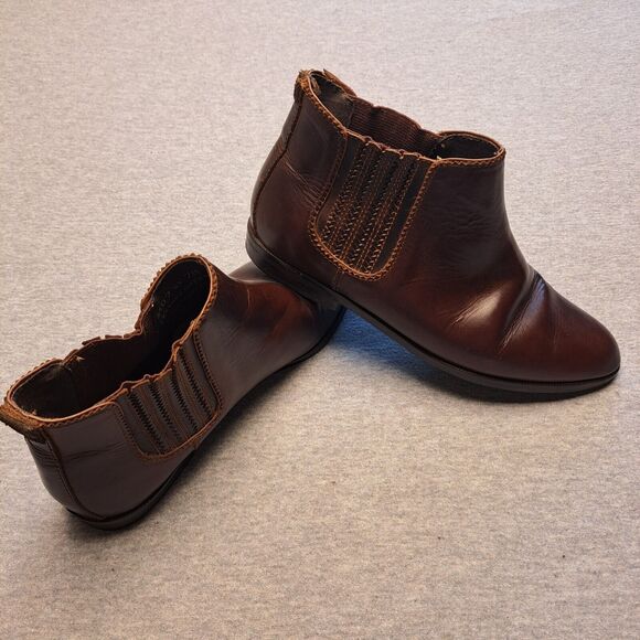 GH BASS & CO BROWN LEATHER ANKLE BOOTS WOMENS SIZE 7M PULL ON MINIMALIST DAILY - Picture 4 of 11